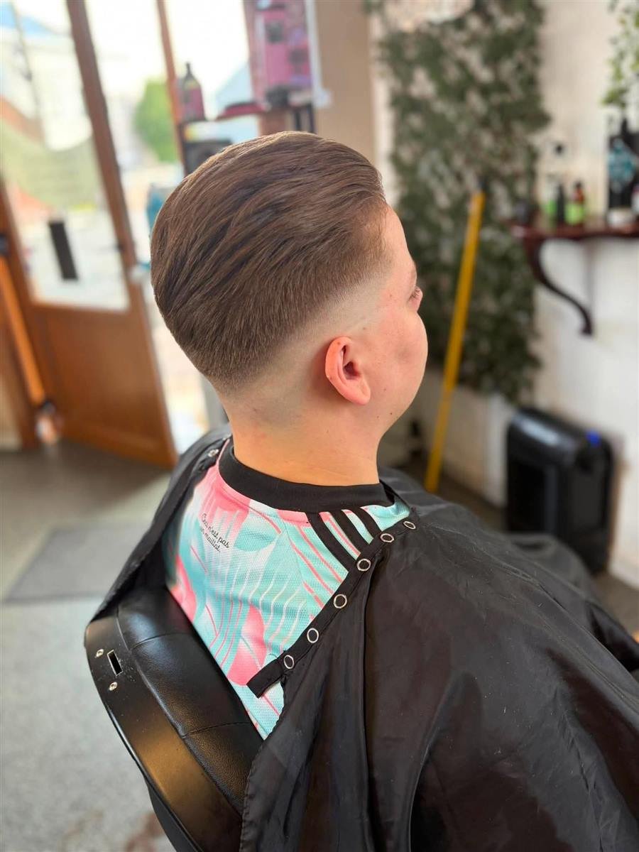 Coupe homme avec dégradé net réalisée par notre barbière près de Fleurus