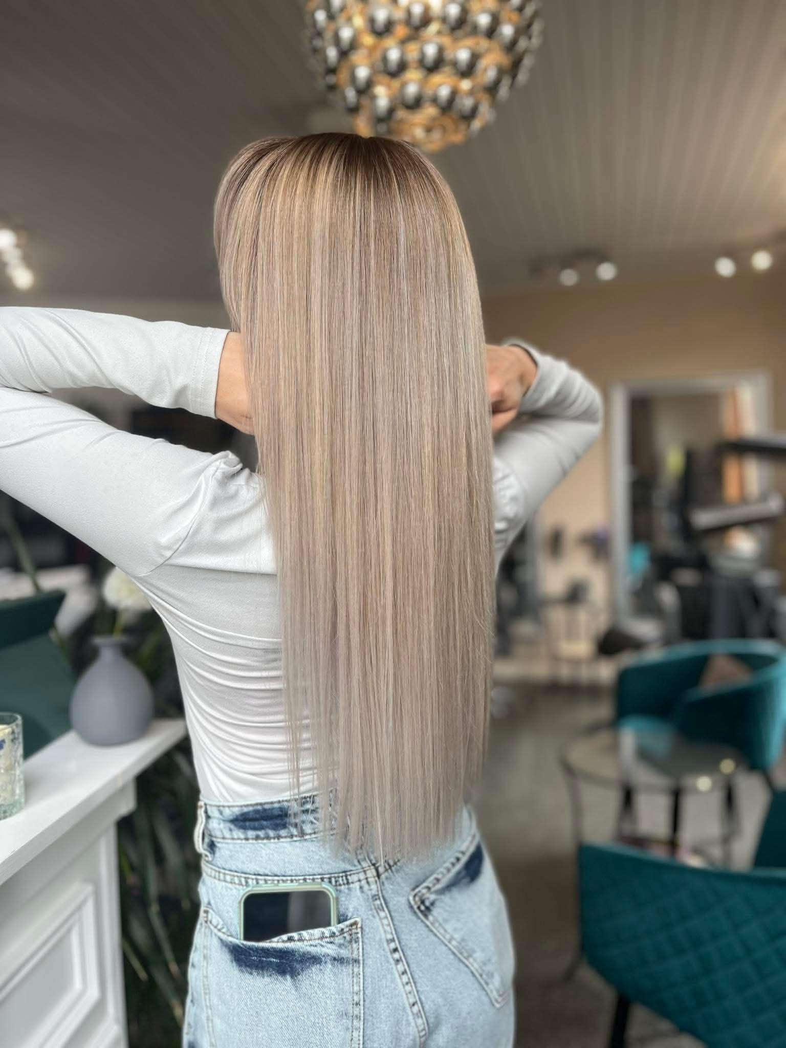 Balayage blond froid sur cheveux très longs, lissage parfait