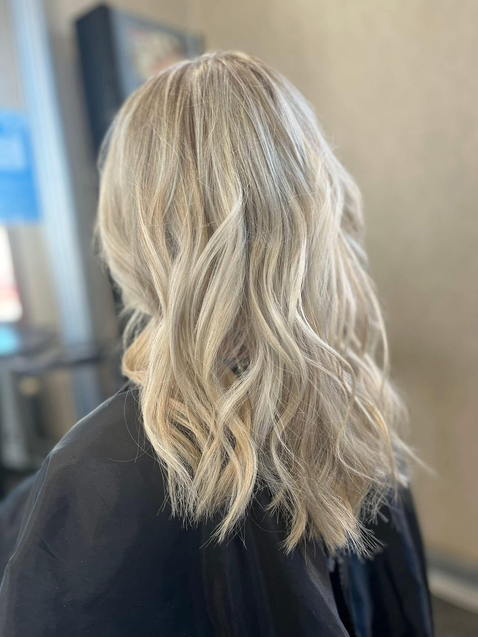 Blond polaire ondulé, wavy réalisé au salon