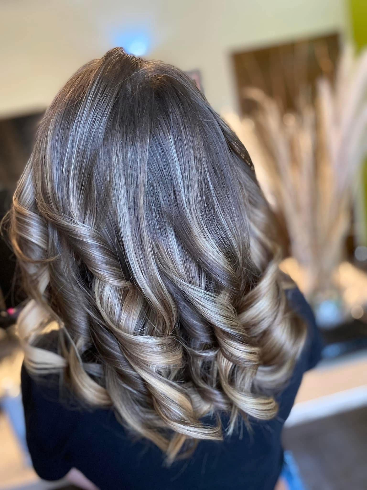 Ondulations bronde aux reflets froids sur cheveux mi-longs
