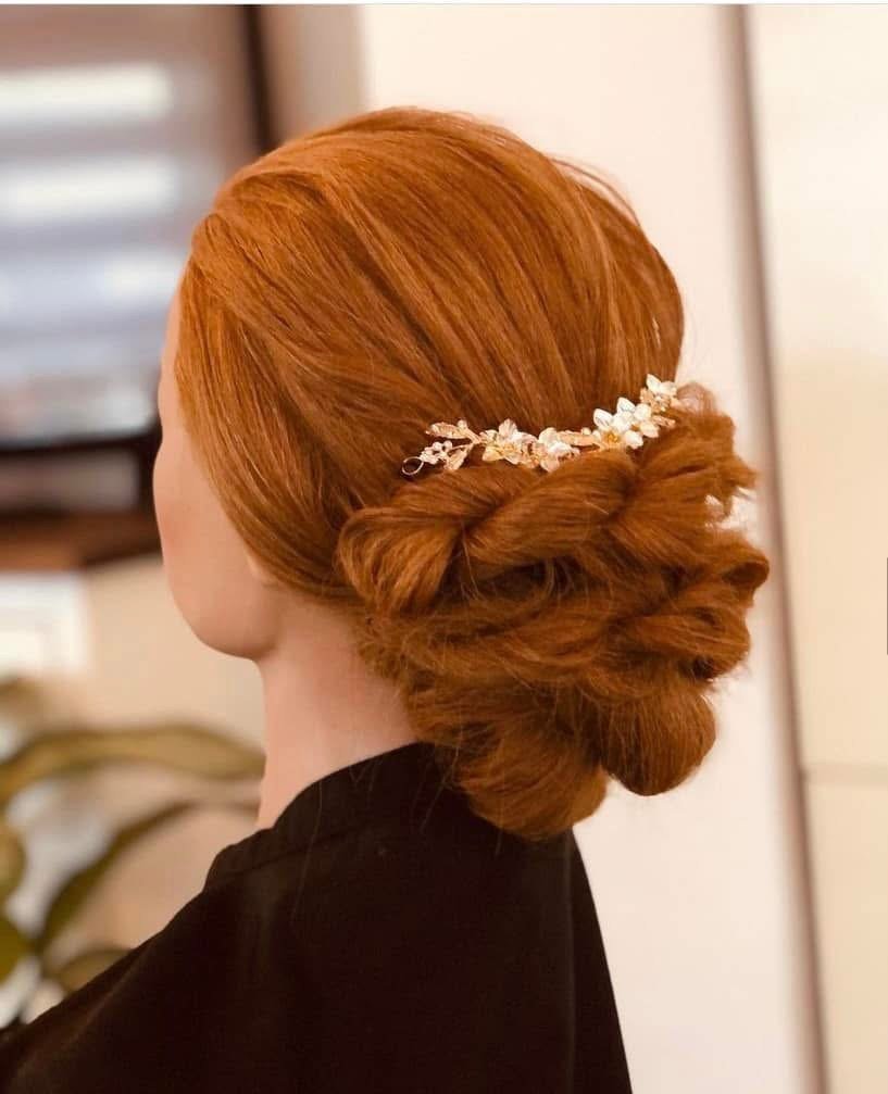 Chignon bas cuivré avec bijou de cheveux, coiffure de cérémonie