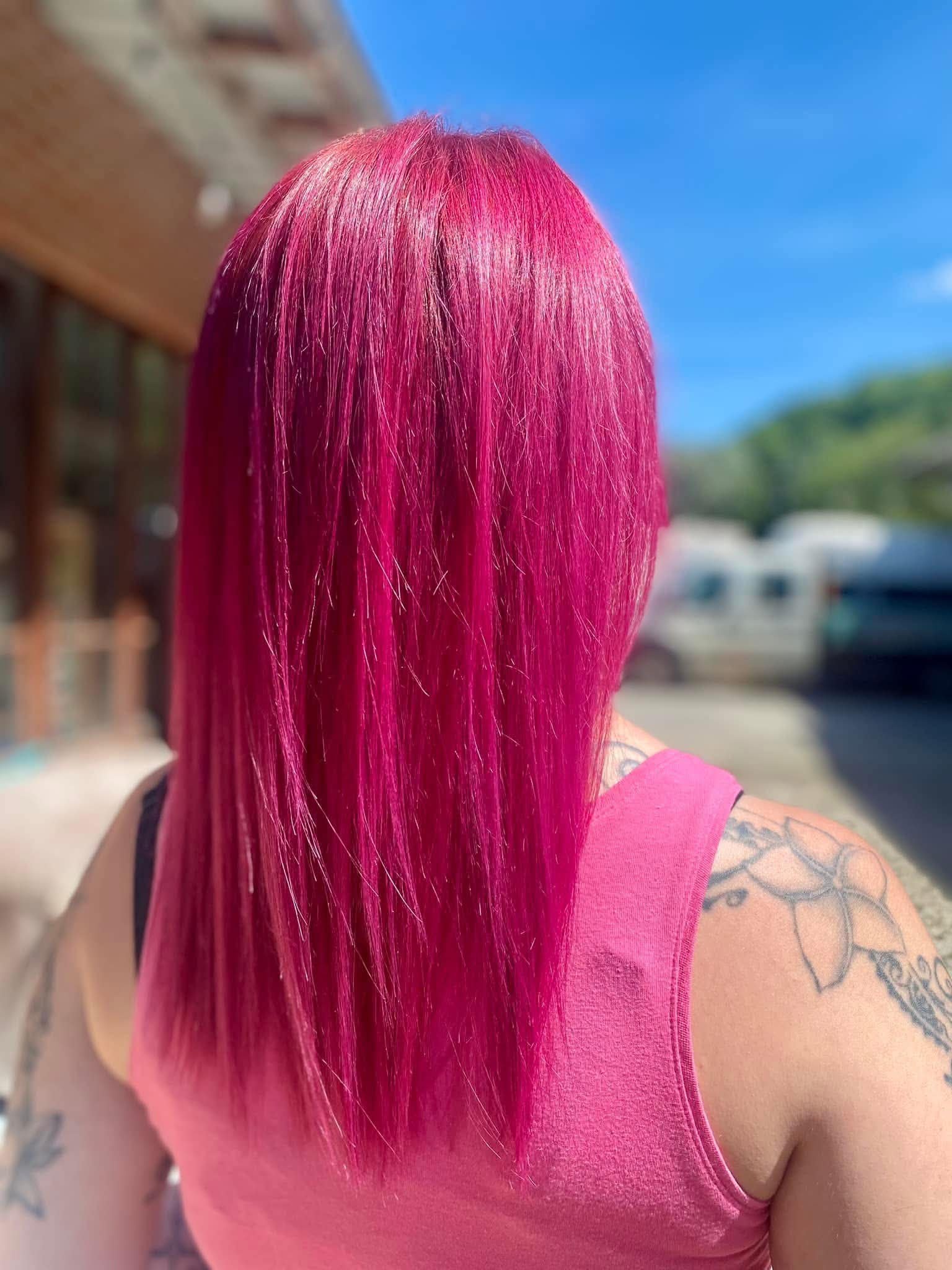 Coloration rose fuchsia éclatante sur cheveux mi-longs