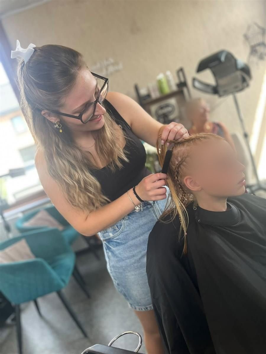 Tresses collées réalisées sur une jeune cliente